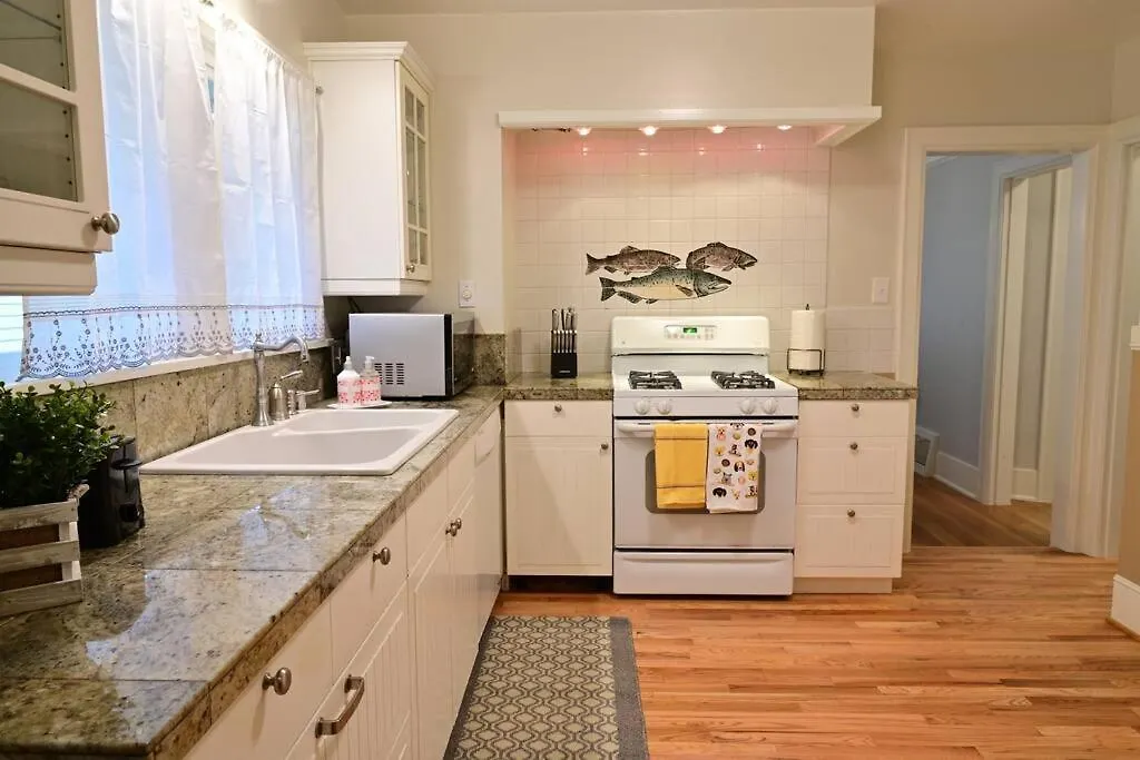 Quiet Uw Cottage By Ravenna Park-Perfect Location Seattle Apartment
